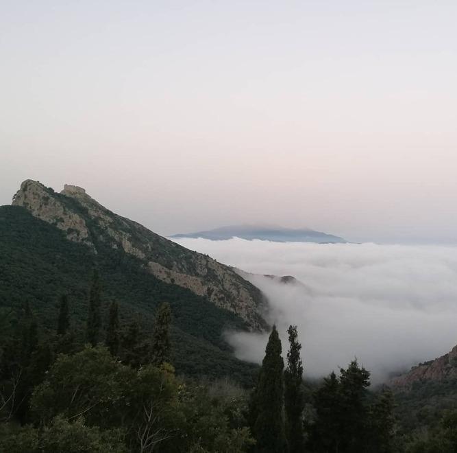 Una coperta di nebbia ai piedi del Volterraio