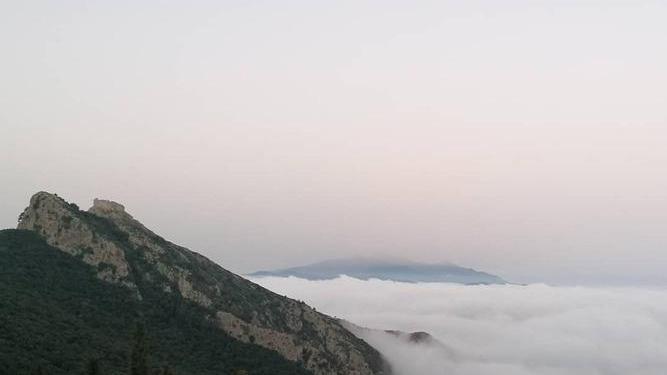 Una coperta di nebbia ai piedi del Volterraio