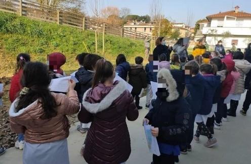 Nuovi alberi nel giardino della scuola primaria