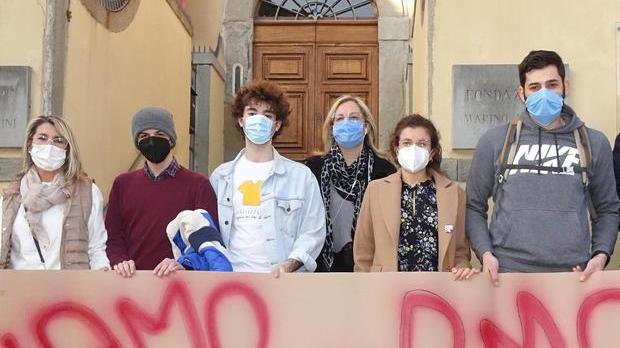 Marini, il Pd manifesta davanti al museo «Il Comune lo riapra»