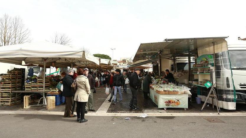 Rifiuti al mercato Tre ambulanti multati dai vigili