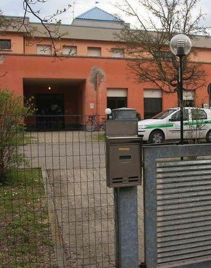 Anziano maltrattato La figlia: «Lividi al polso A letto nudo fra le urine»