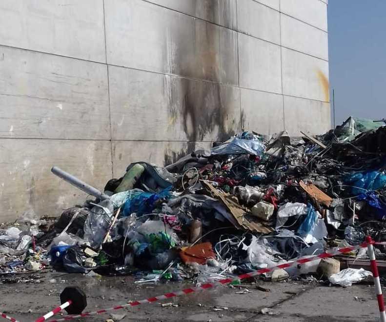 Rogo all’impianto per i rifiuti Care A fuoco materiali plastici stoccati 