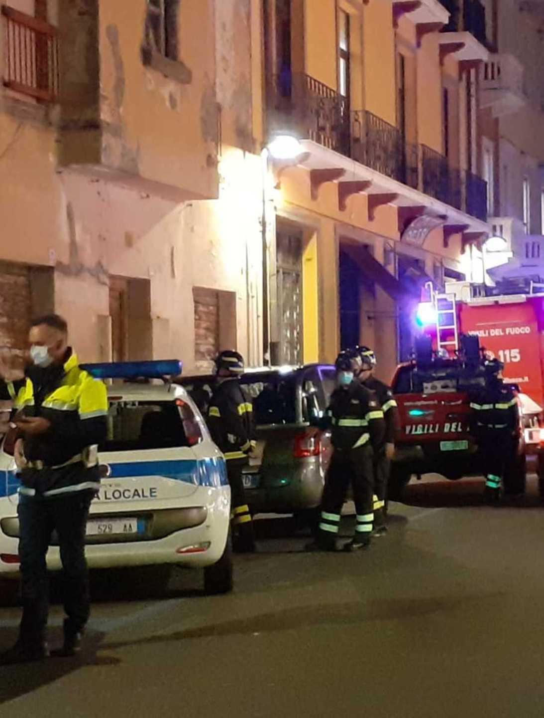 Crollano calcinacci sul marciapiede 