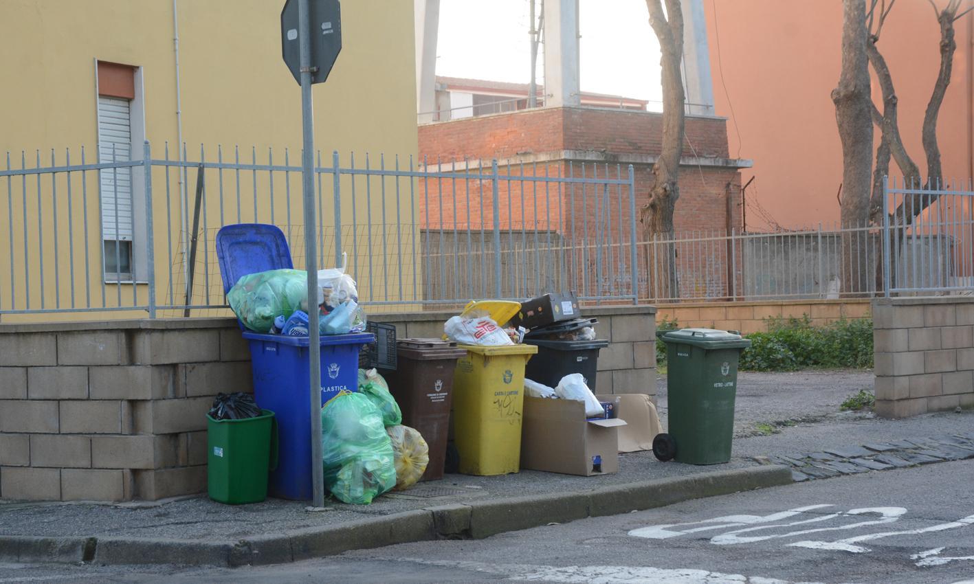 Marciapiedi inagibile causa rifiuti