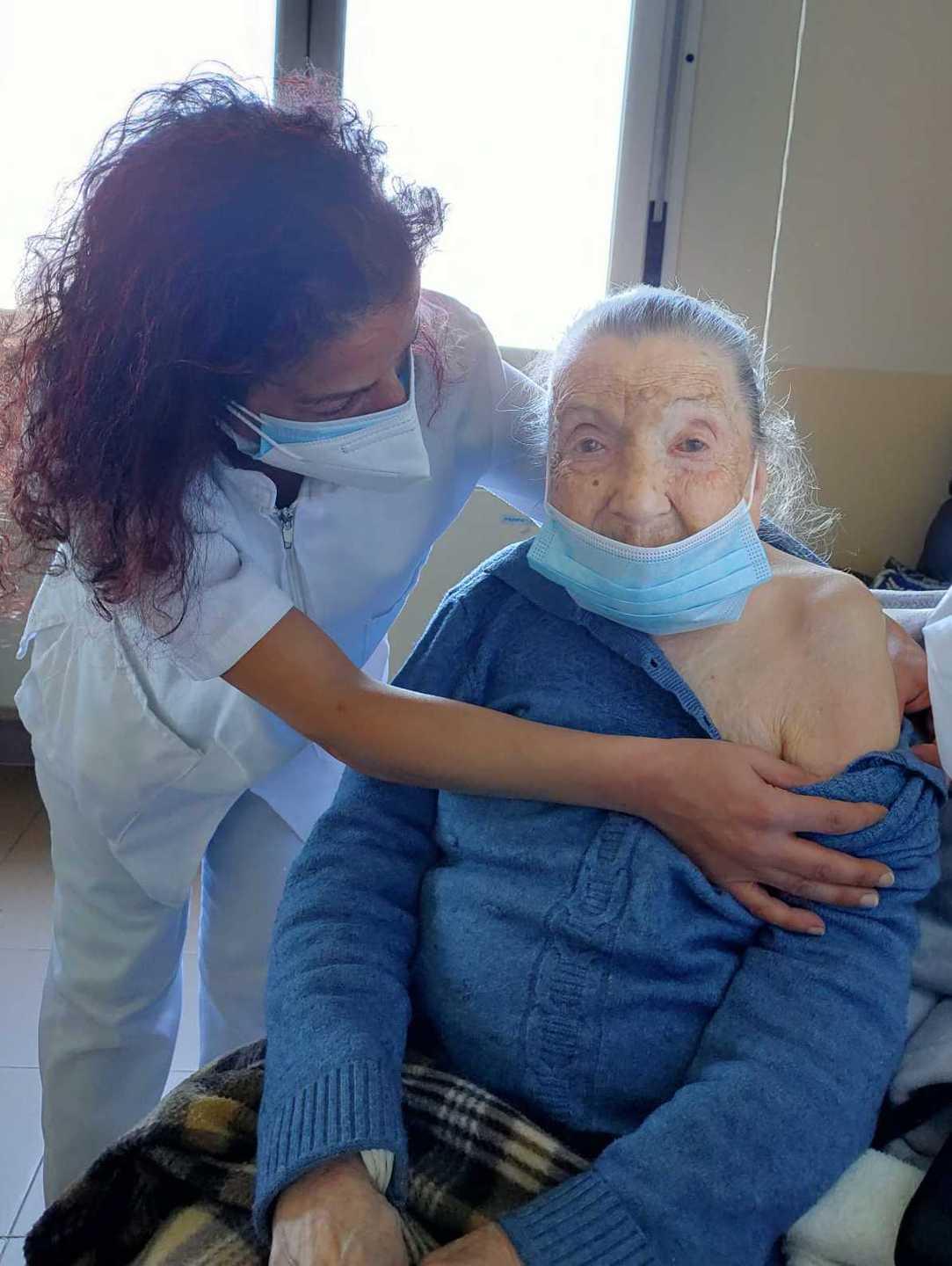 “Zia” Cosima Spissu (102 anni) tra gli anziani vaccinati a Giave