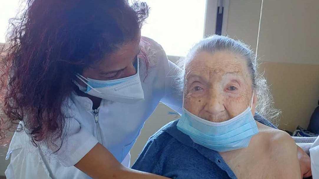 “Zia” Cosima Spissu (102 anni) tra gli anziani vaccinati a Giave