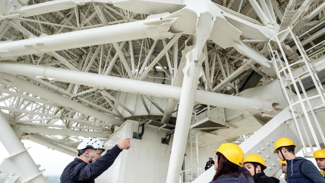 San Basilio, un gigante di 70 metri che scruta il cielo senza sosta