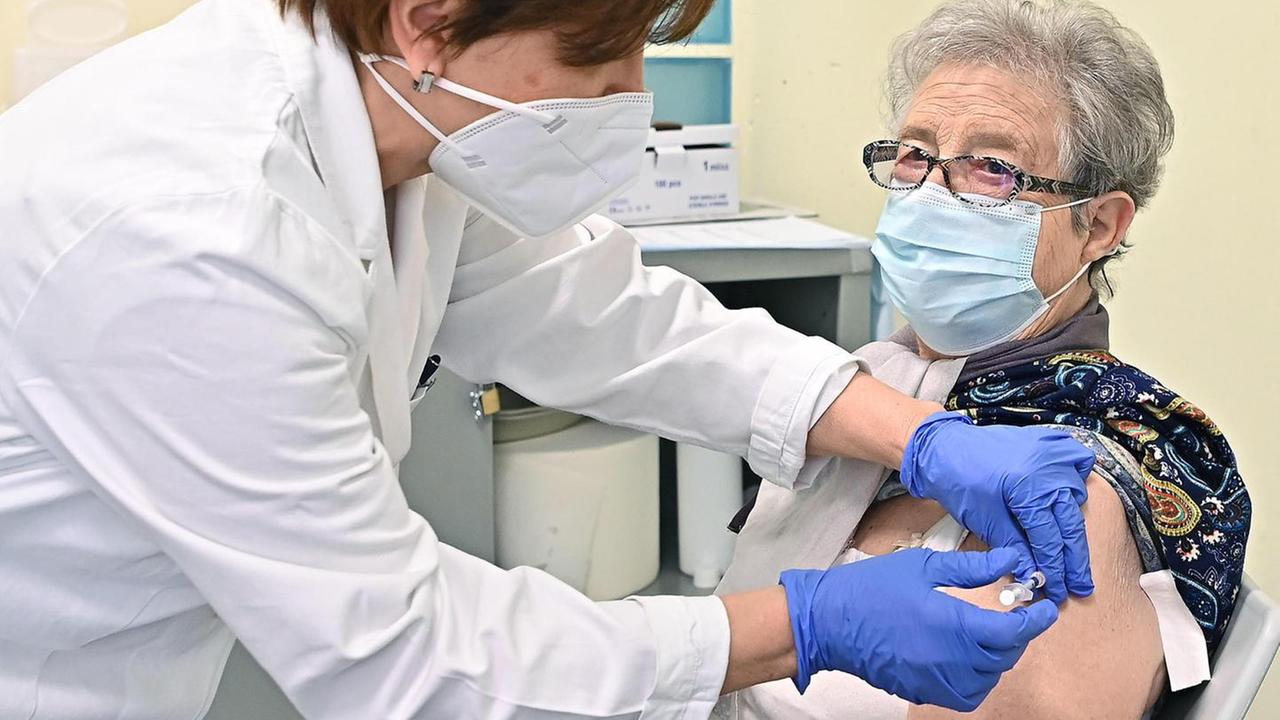 «Vaccinati entro agosto? Non illudiamo i sardi»