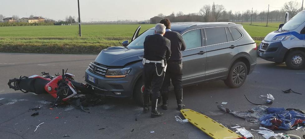 Carpi,  scontro tra auto e moto:  morto il 54 enne rimasto gravemente ferito