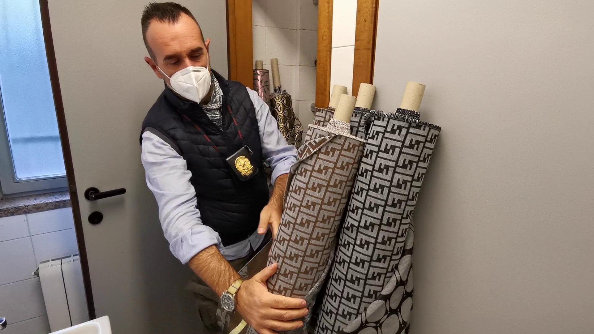 Mascherine con falsi certificati vendute agli enti pubblici: sequestri in un'azienda della Valdera