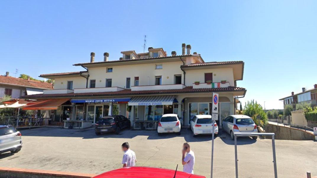 Suicida nell'agenzia di viaggi, i commercianti organizzano una fiaccolata