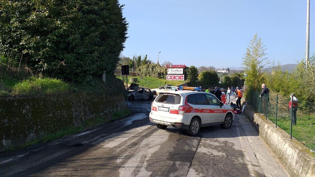 Auto a fuoco in via di Valdibrana dopo un incidente