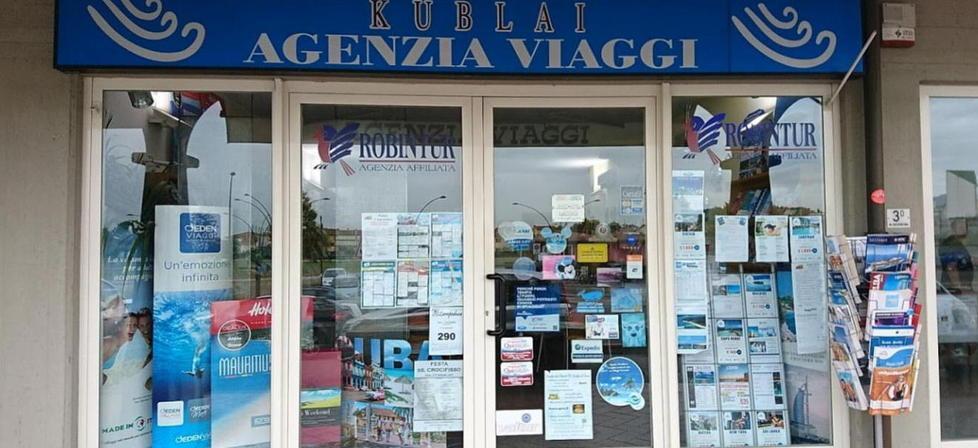 «Scusate, non ce la faccio». Si uccide nell’agenzia viaggi 