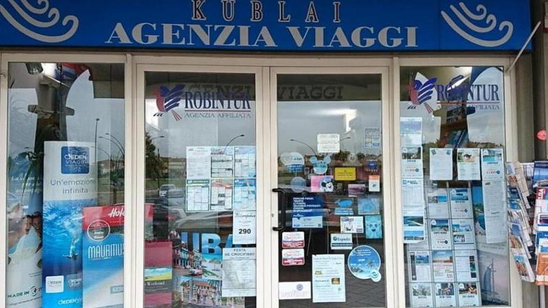 «Scusate, non ce la faccio». Si uccide nell’agenzia viaggi