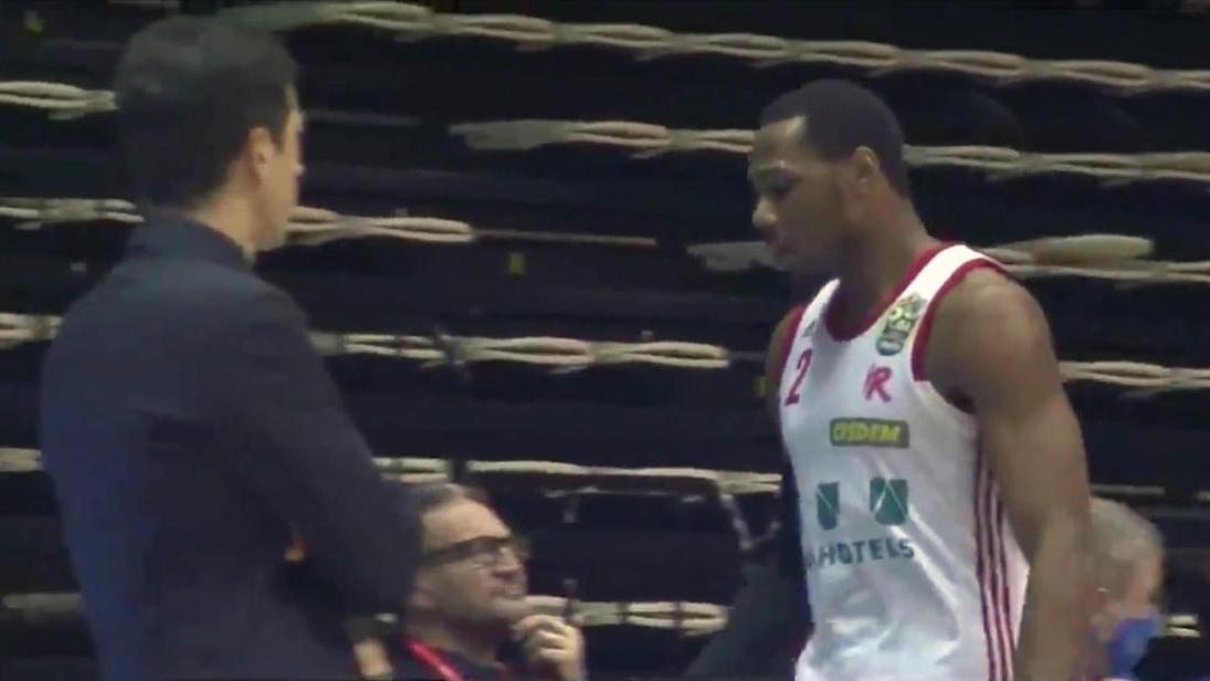 La lite fra Dominique Sutton e Antimo Martino durante il derby con la Virtus ripresa dalle telecamere della Rai