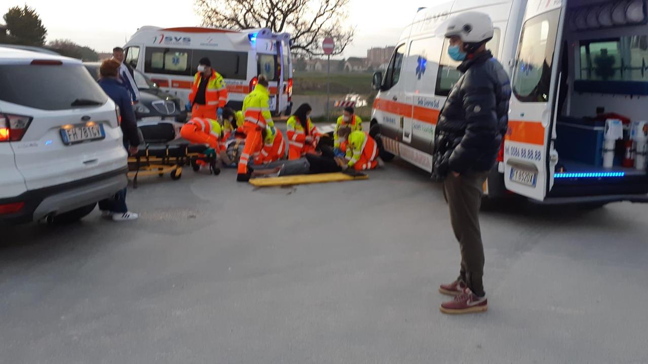 Scontro tra auto e scooter in via del Giaggiolo: due feriti