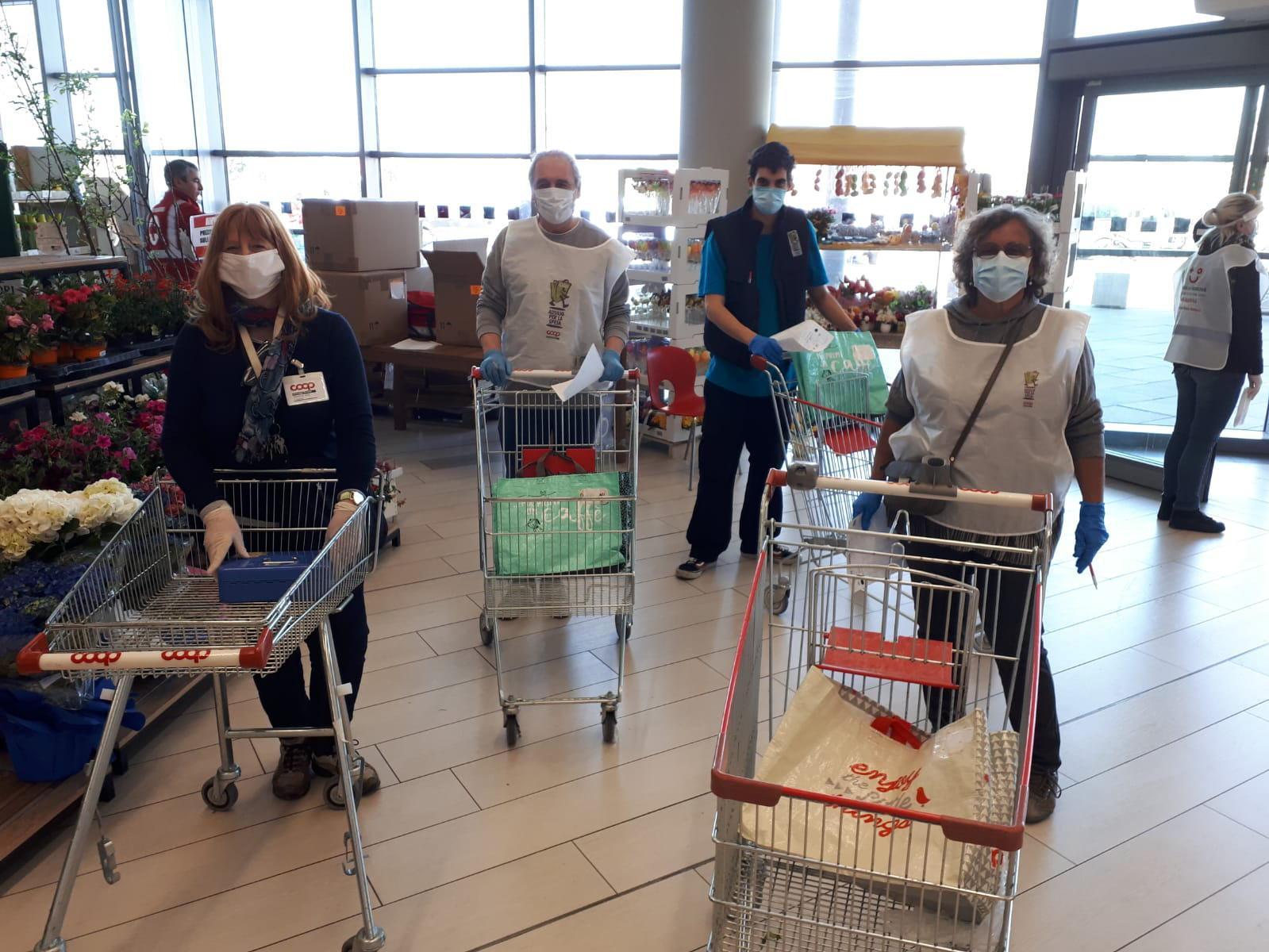 La spesa anti-solitudine cerca nuovi volontari a Livorno: ecco come candidarsi
