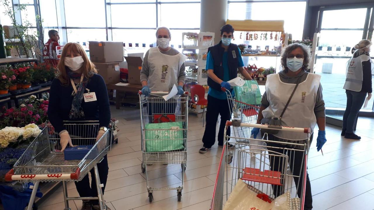 La spesa anti-solitudine cerca nuovi volontari a Livorno: ecco come candidarsi
