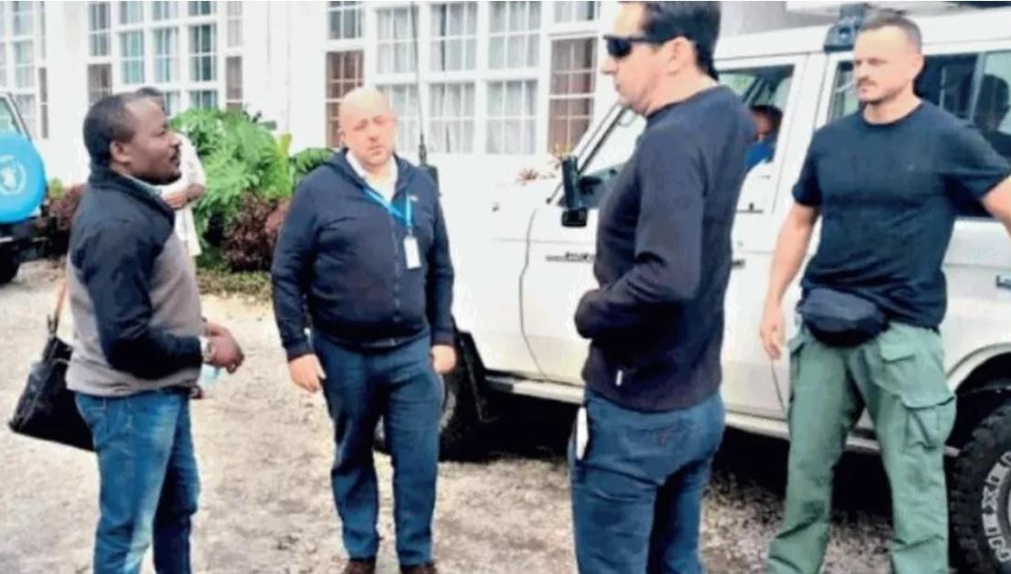 Rocco Leone, il secondo da sinistra, insieme all'ambasciatore e al carabiniere prima della partenza