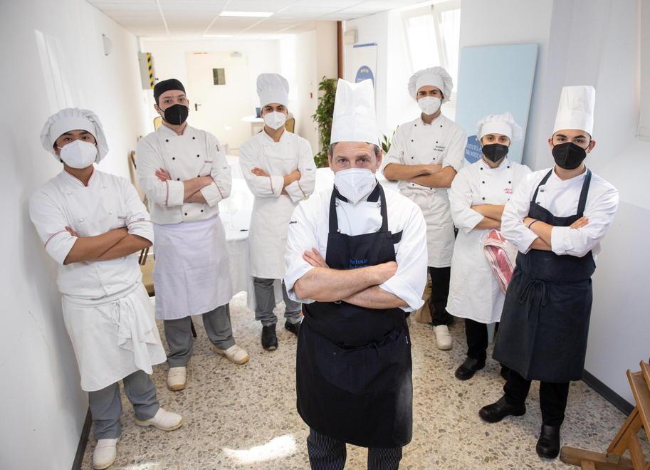 I sei sfidanti dell’alberghiero Martini fotografati insieme al docente Antonio Antonino (Foto Nucci)