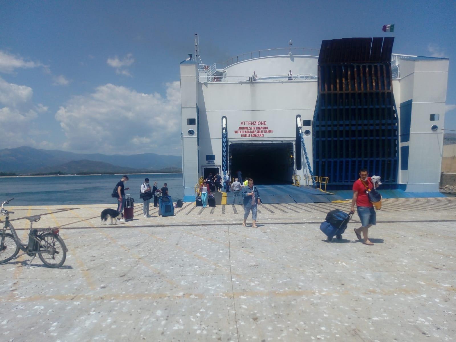 Sulla Nuova in edicola sabato 27, continuità marittima nel caos: stop alle rotte per la Sardegna