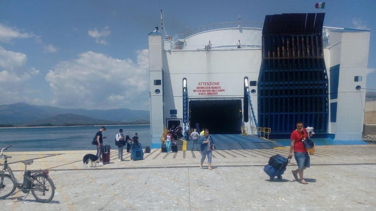 Sulla Nuova in edicola sabato 27, continuità marittima nel caos: stop alle rotte per la Sardegna