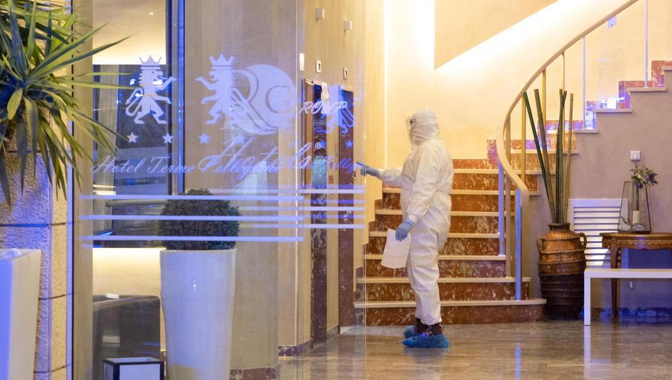 Un operatore sanitario all’interno dell’hotel Pellegrini di piazza del Popolo (Foto Nucci)