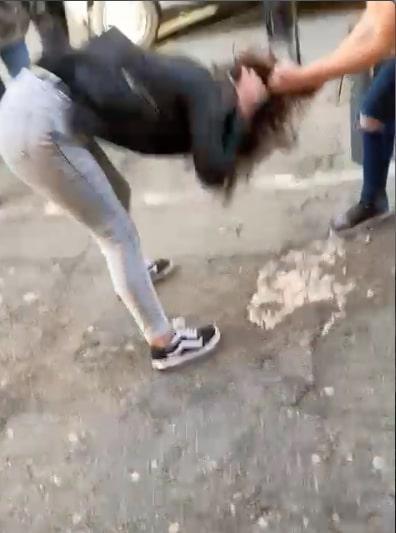 Reggio Emilia, parla la mamma della 13enne pestata in centro: "Mia figlia ha paura a uscire di casa"