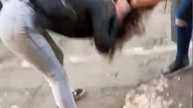 Reggio Emilia, parla la mamma della 13enne pestata in centro: "Mia figlia ha paura a uscire di casa"