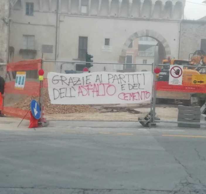 Nei cantieri in piazza Carducci appare lo striscione di protesta