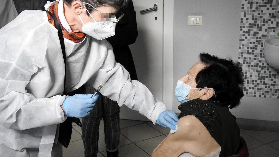Vaccinati i primi sei pazienti over 80 Torneranno il 18 marzo per il richiamo