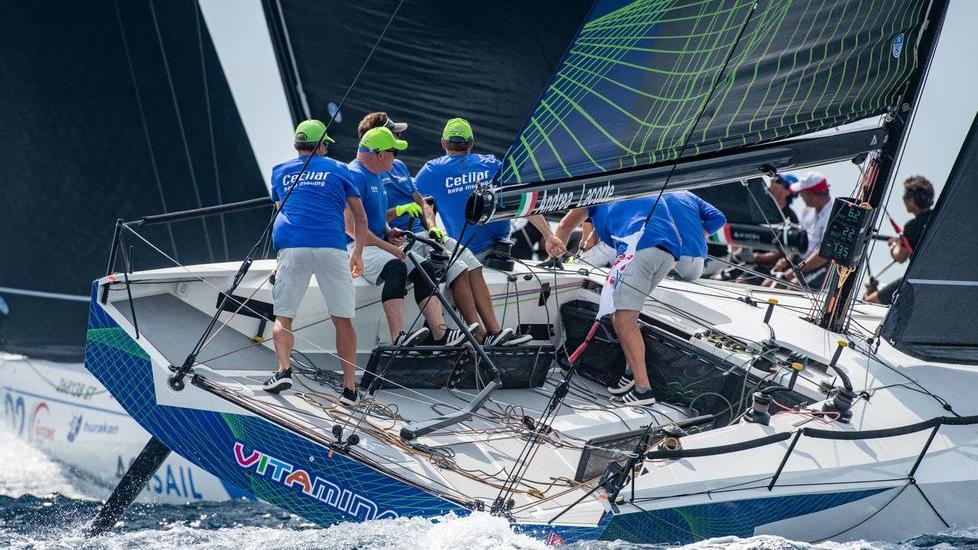 Sull’acqua si può volare: Vitamina Sailing tra Club Swan 36 e catamarani M32