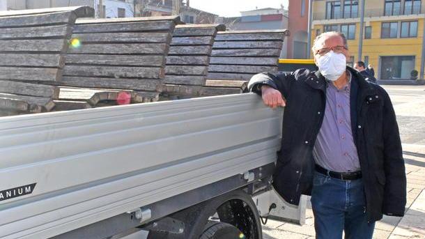 «Via le panchine dalla piazza» Il sindaco applica la linea dura