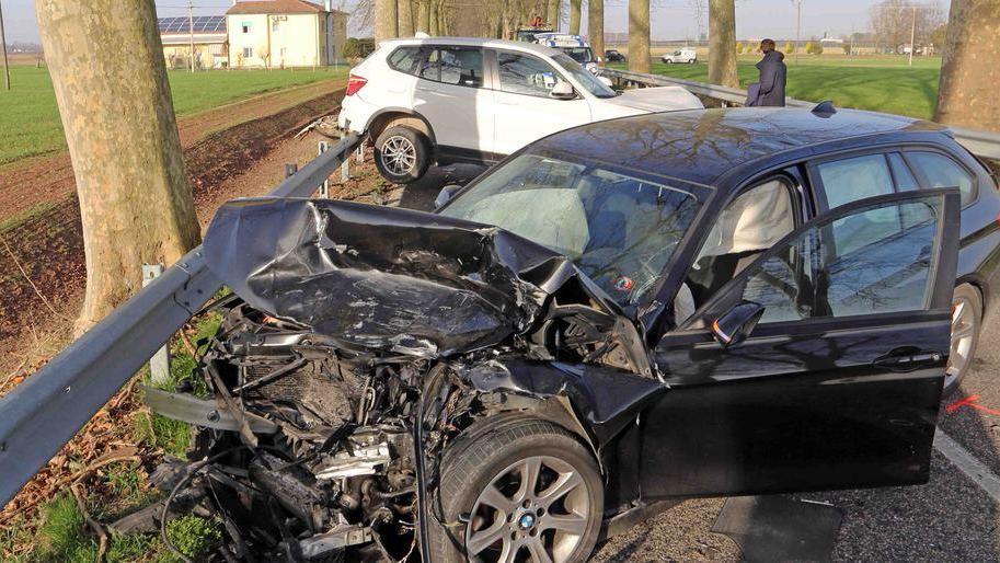 Scontro tra auto, due i feriti