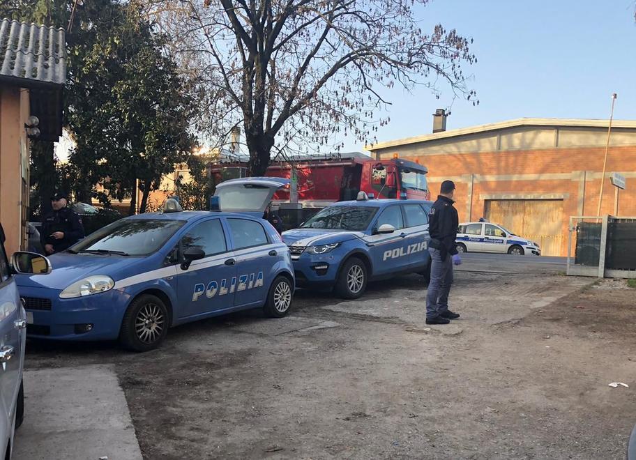Vanno alla ricerca di un laboratorio clandestino, trovano un dormitorio 