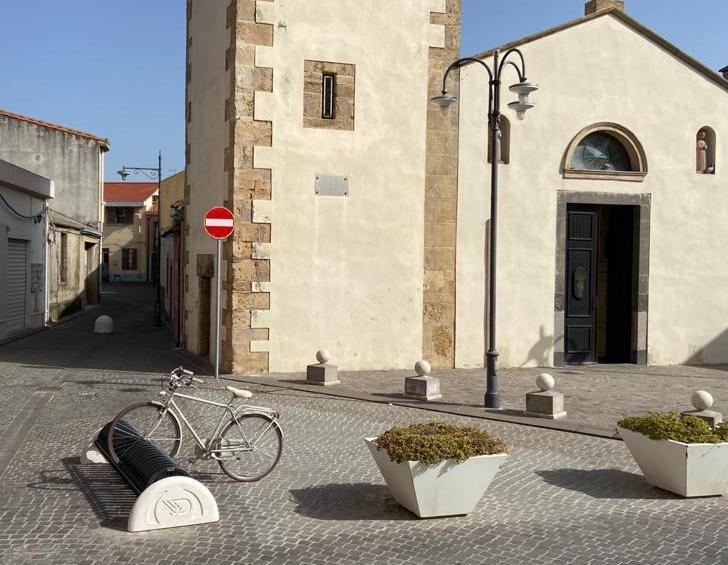 Rastrelliere per le bici e panchine 