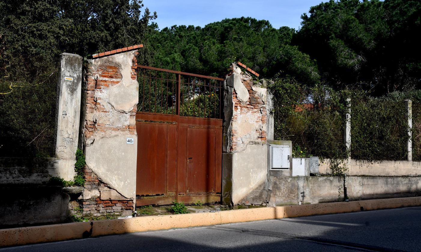 Abbattuto un altro antico portale a Oristano
