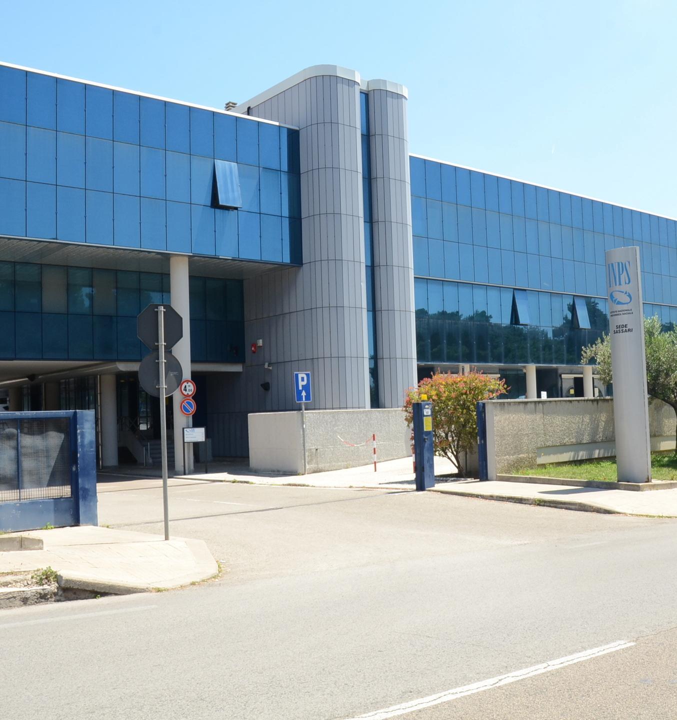 Va all’Inps per una pratica: «Mi spiace ma lei è morto» 