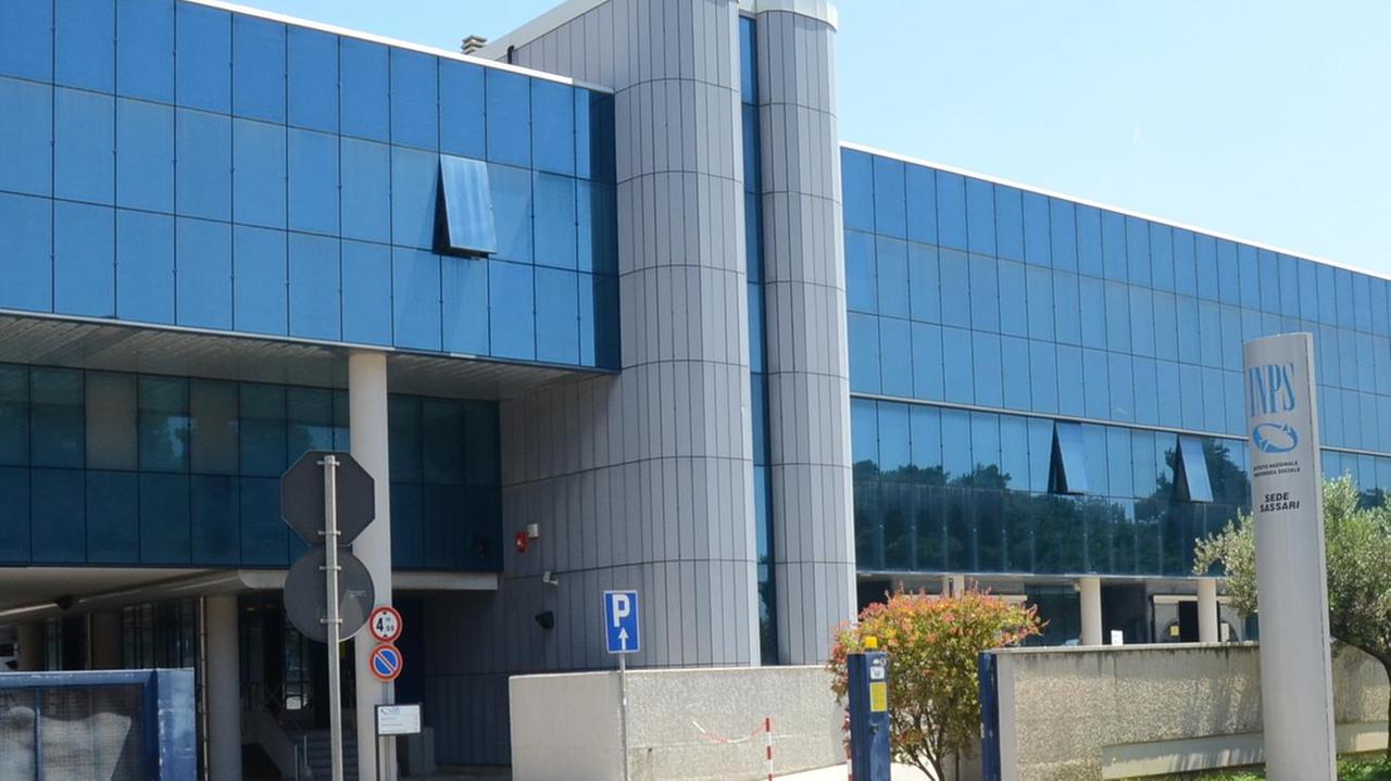 Va all’Inps per una pratica: «Mi spiace ma lei è morto»