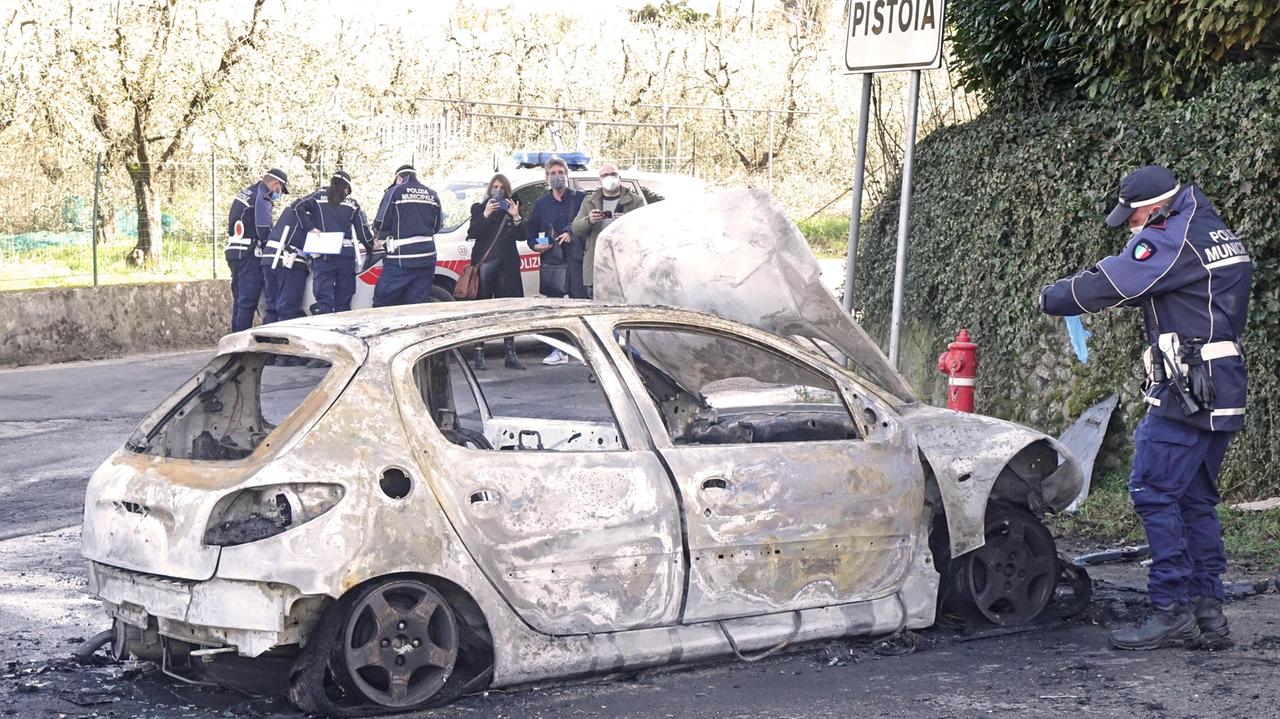 Morto il pensionato di Pistoia estratto dall'auto in fiamme