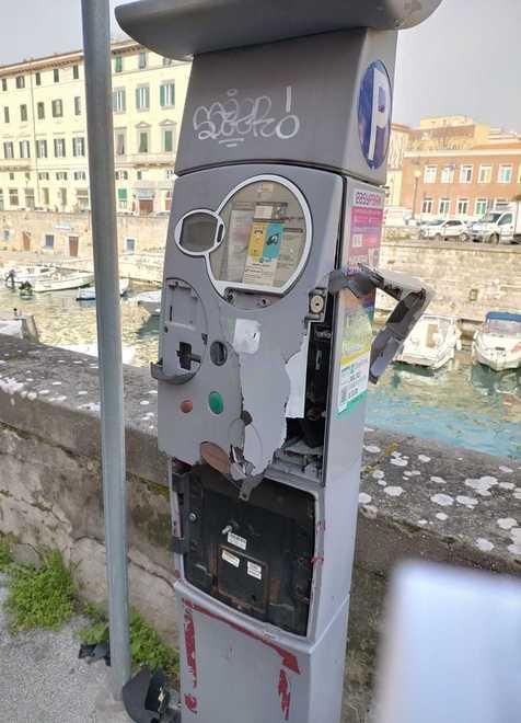 Tre parcometri fatti esplodere in cinque giorni a Livorno: è caccia all’autore 