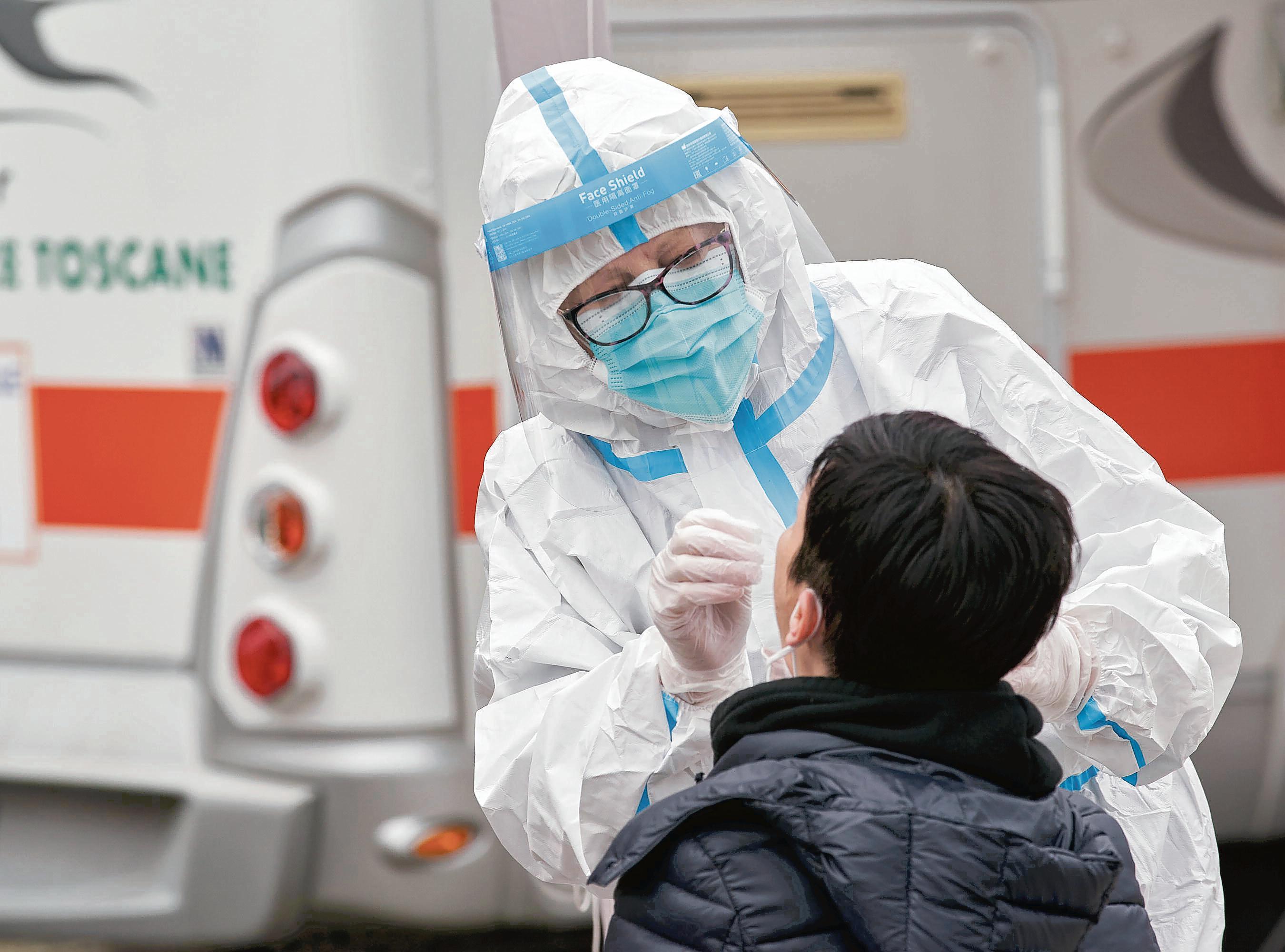 Cecina zona rossa, novemila tamponi gratuiti per i residenti: è corsa alle prenotazioni 