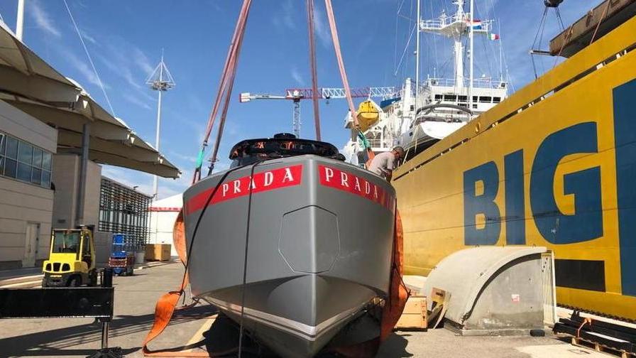 Lo scafo, le vele e il salmastro di Livorno. Pierucci tra i segreti di Luna Rossa