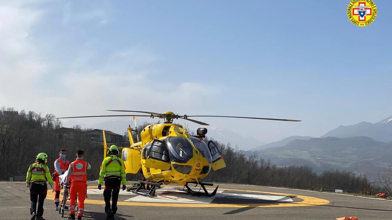 I soccorsi alla scalatore di 47 anni colto da un malore e finito in una scarpata