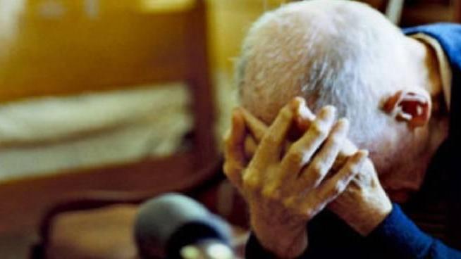 Butta la tv dei genitori sulle scale: allontanato il figlio violento