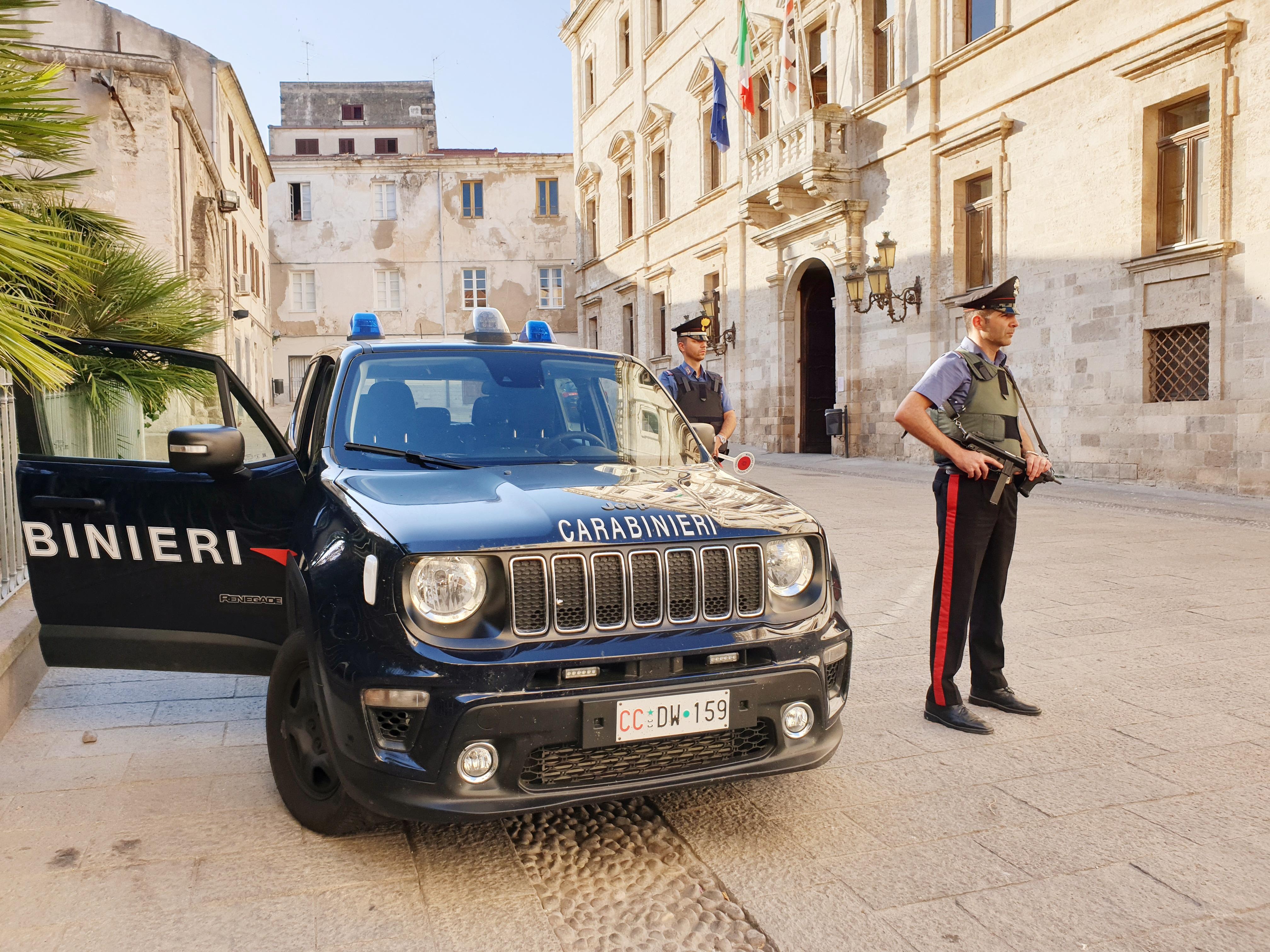 Rapina in un centro commerciale di Sassari, bottino telefonini per 10mila euro: arrestato il presunto autore