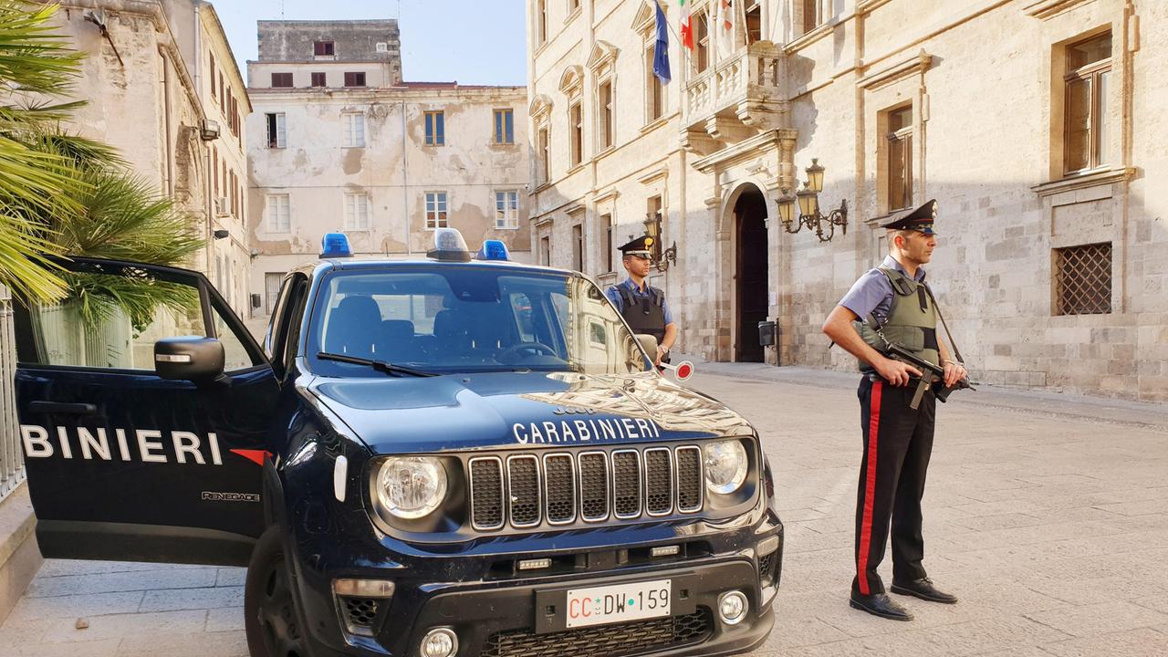 Rapina in un centro commerciale di Sassari, bottino telefonini per 10mila euro: arrestato il presunto autore