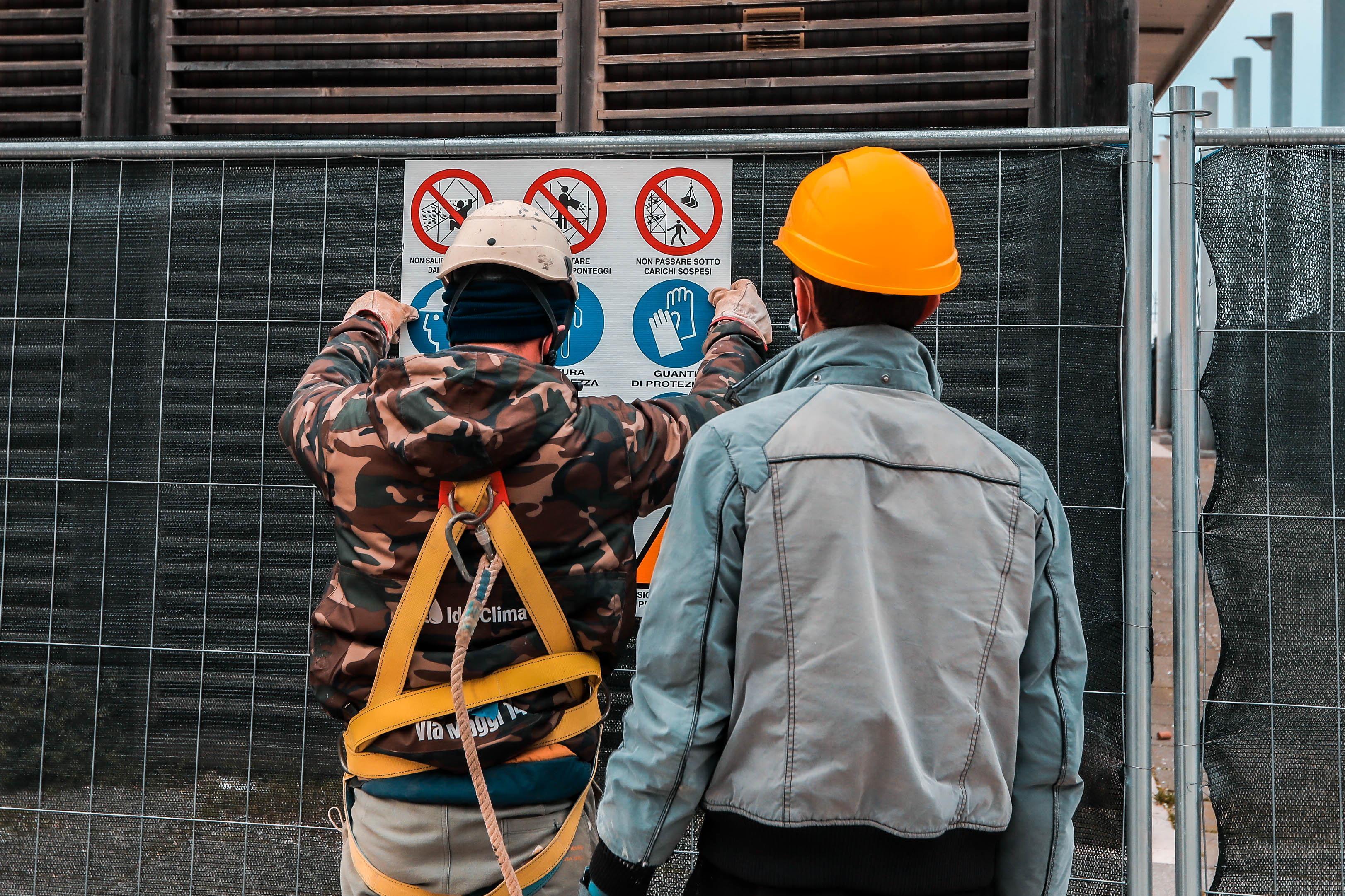 Tra muffa e crolli, aperto il cantiere per demolire la prima baracchina sul lungomare di Livorno 