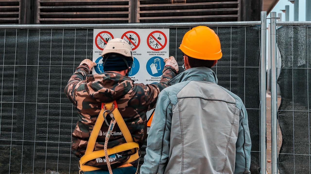 Tra muffa e crolli, aperto il cantiere per demolire la prima baracchina sul lungomare di Livorno